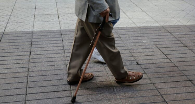 Cuáles son los diferentes sistemas de pensiones que existen en el mundo, en cuál está Chile y a cuál podría cambiar si se aprueba la reforma de pensión.