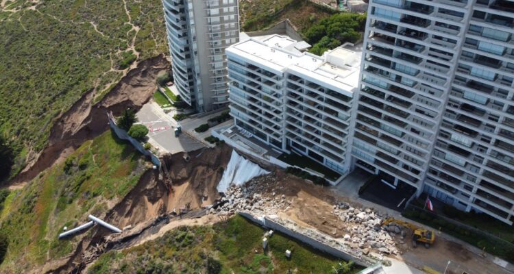 Sernageomin asegura que MOP aún no envía informes para terminar colector provisorio en socavones