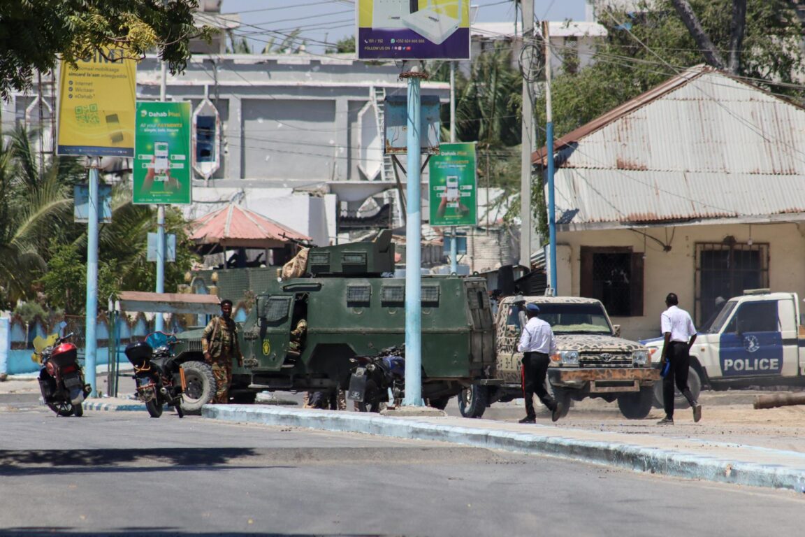 Fuerzas de seguridad bloquean una vía que conduce al hotel SYL en Mogadiscio | EFE