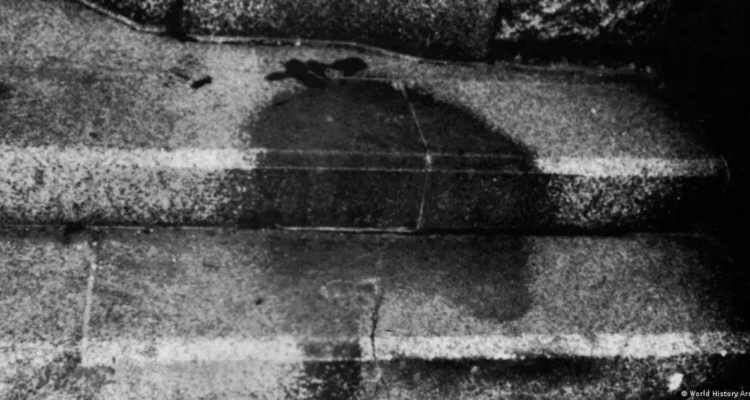 La sombra de un hombre de Hiroshima en los escalones de piedra de un banco local.