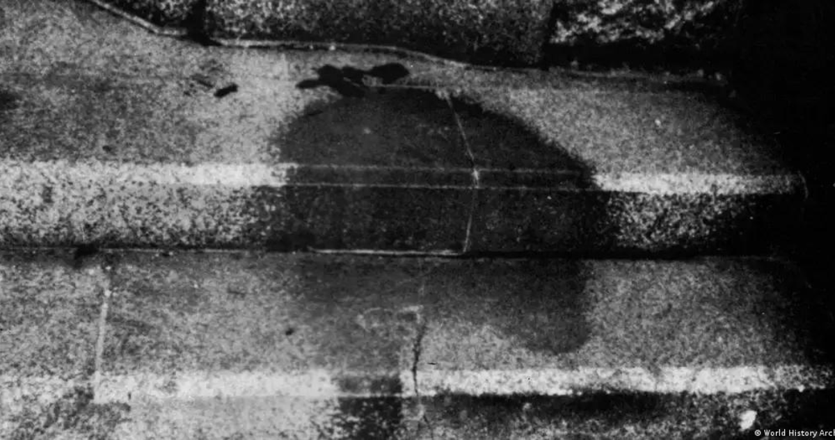 La sombra de un hombre de Hiroshima en los escalones de piedra de un banco local.