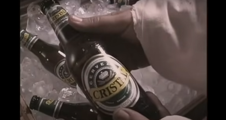 Las manos de Obi-Wan Kenobi, sujetando una Cerveza Cristal en Star Wars: A New Hope.
