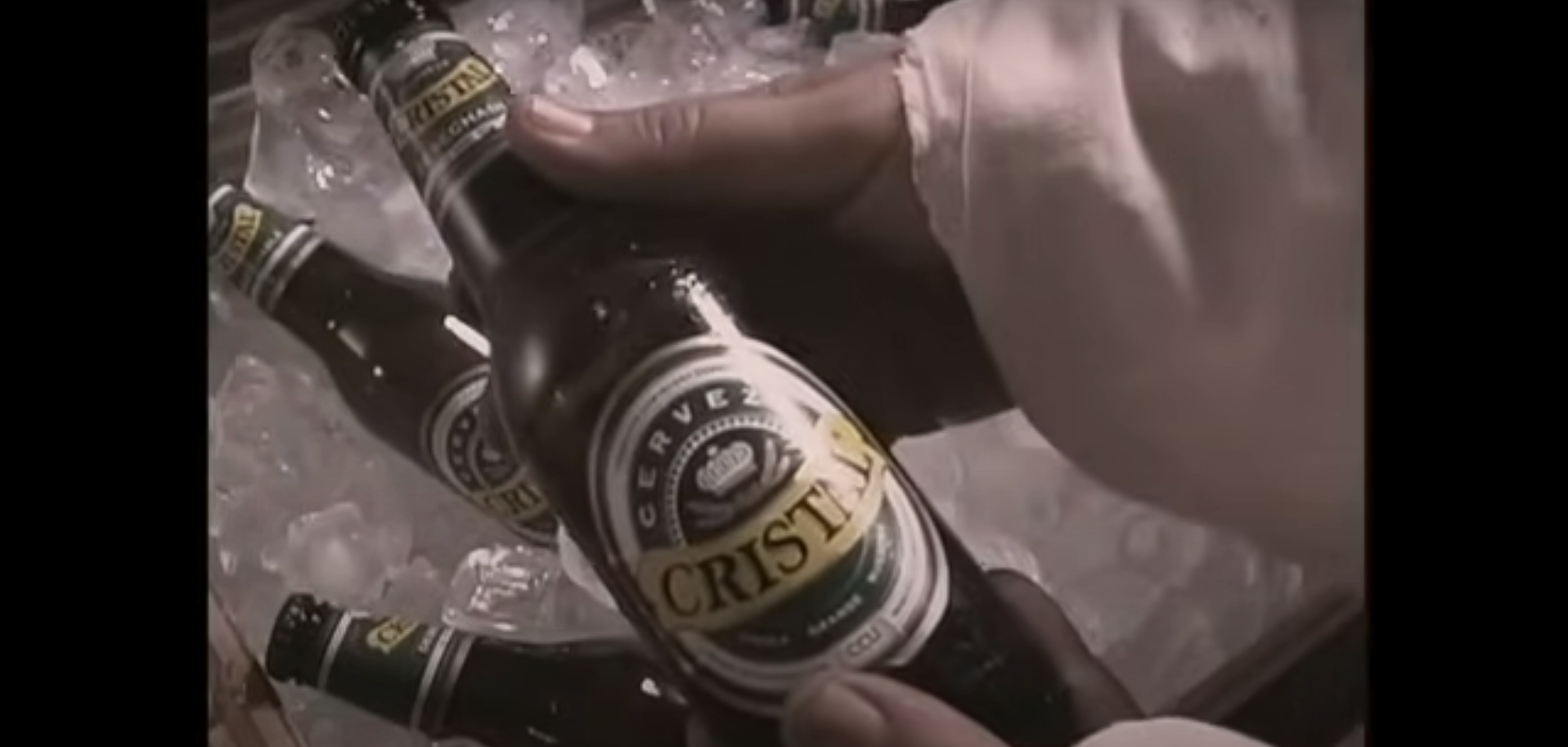Las manos de Obi-Wan Kenobi, sujetando una Cerveza Cristal en Star Wars: A New Hope.