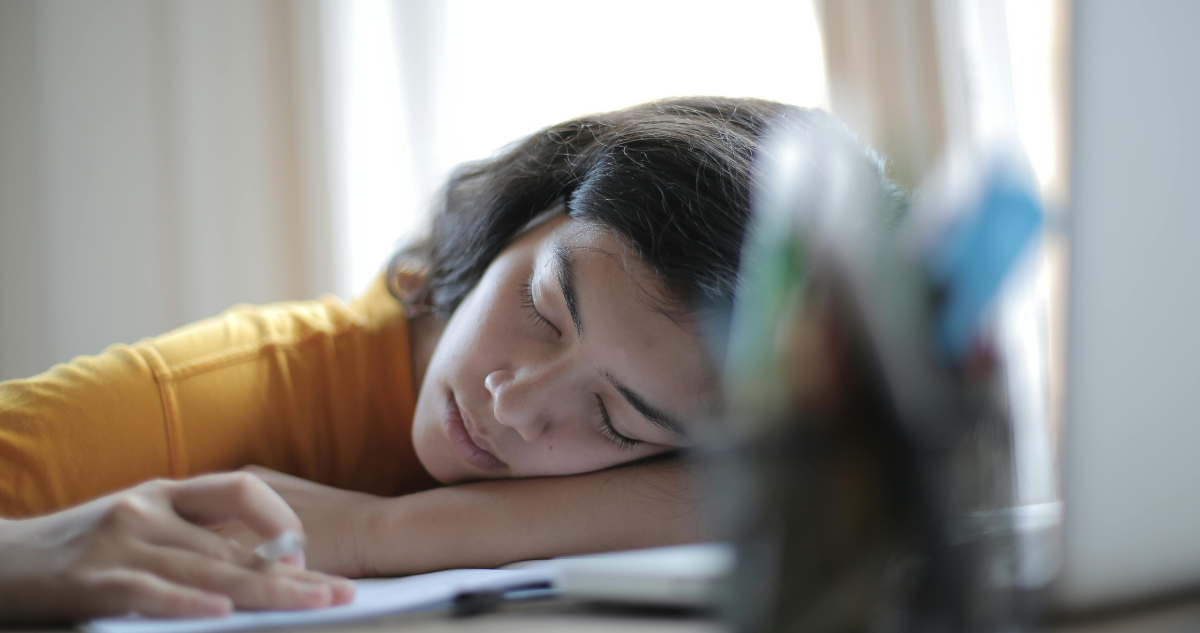 Las mujeres presentan cambios en el sueño por causa de los niveles de hormona progesterona durante un específico momento del ciclo menstrual. 