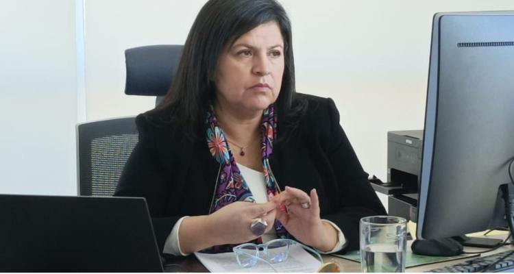 Imagen de la fiscal regional del Bío Bío, Marcela Cartagena, sentada en su escritorio.