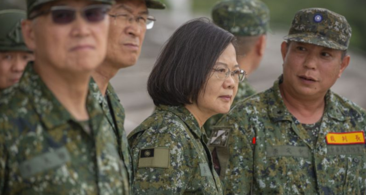 La presidenta taiwanesa, Tsai Ing-wen, presenciando ejercicios militares