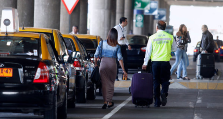 Reino Unido denuncia a Cancillería estafas de supuestos taxistas a turistas en aeropuerto de Santiago