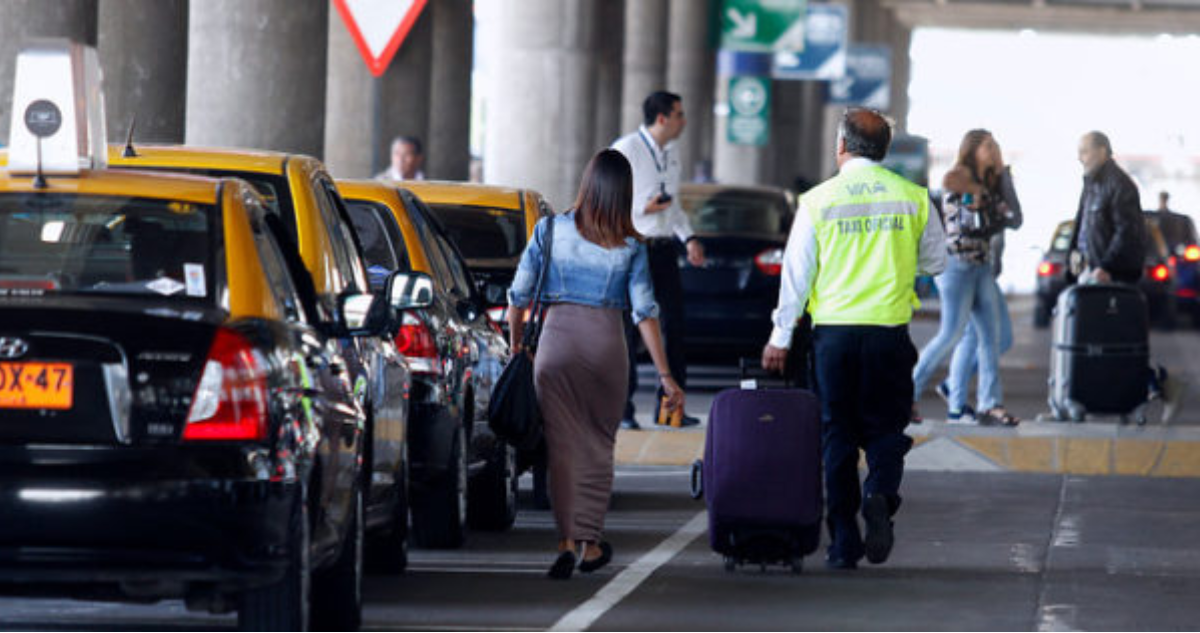 Reino Unido denuncia a Cancillería estafas de supuestos taxistas a turistas en aeropuerto de Santiago