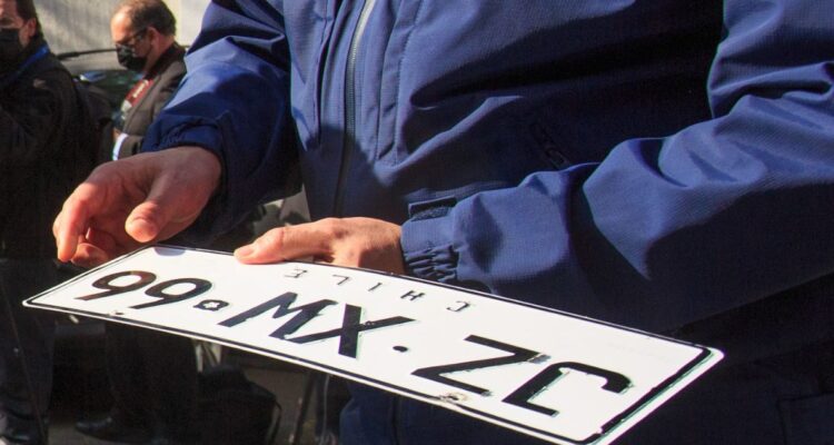 Qué es, para qué sirve y cómo identificar la Tercera Placa Patente, el sticker con QR y huella digital que entrega en algunas comunas la Casa de Moneda,