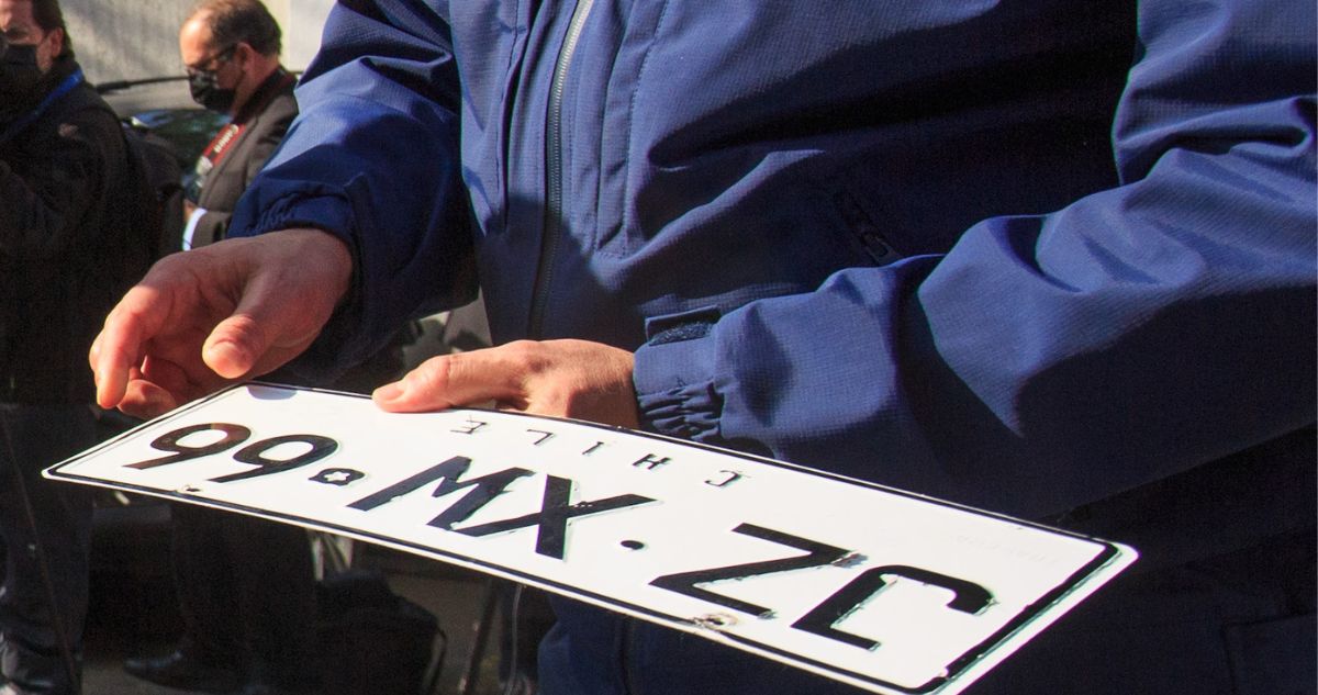 Qué es, para qué sirve y cómo identificar la Tercera Placa Patente, el sticker con QR y huella digital que entrega en algunas comunas la Casa de Moneda,