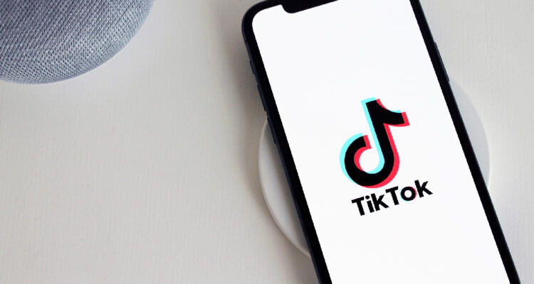 fotografía de unncelular con el logo de tiktok