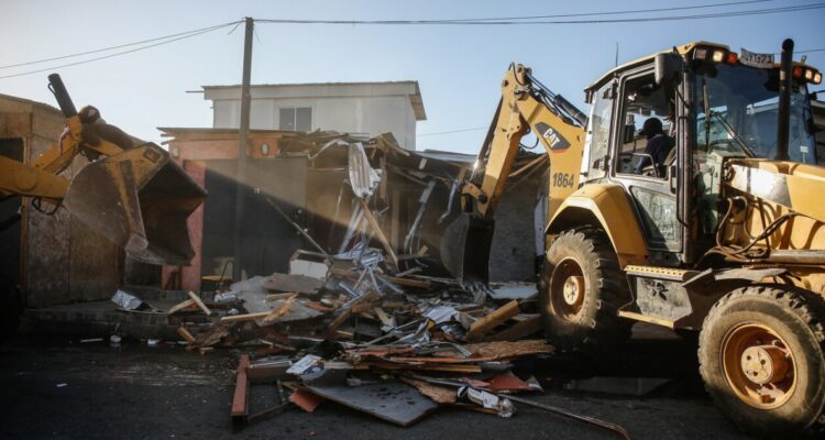 Intervenciones en las tomas de Cerrillos, Maipú y La Florida bucan recuperar “el espacio perdido”