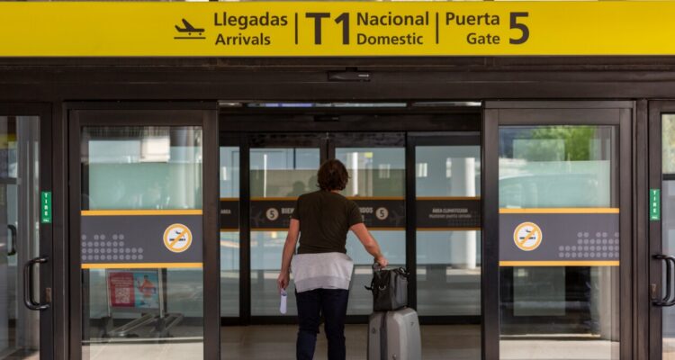 Denuncian que taxista ilegal cobró 7 mil dólares a turista en el Aeropuerto de Santiago