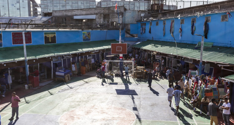 Inhibidores estarían operativos en marzo: juez indica que se mantiene uso de celulares en Santiago 1