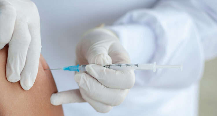 Confirman que hombre alemán que se vacunó más de 200 veces contra el Covid está completamente sano