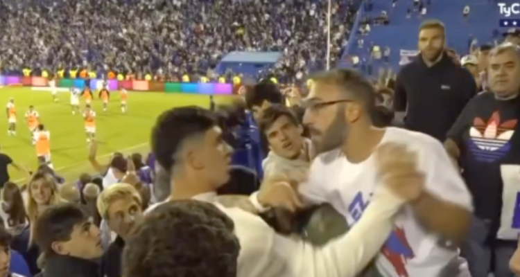 Familia de Gustavo Quinteros fue insultada por hinchas de Vélez.