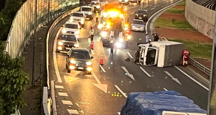 Volcamiento de camión 3/4 genera gran congestión en Vespucio Sur