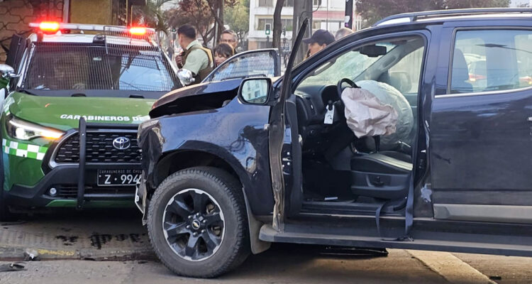 Violenta colisión en pleno centro de Concepción deja dos carabineros lesionados