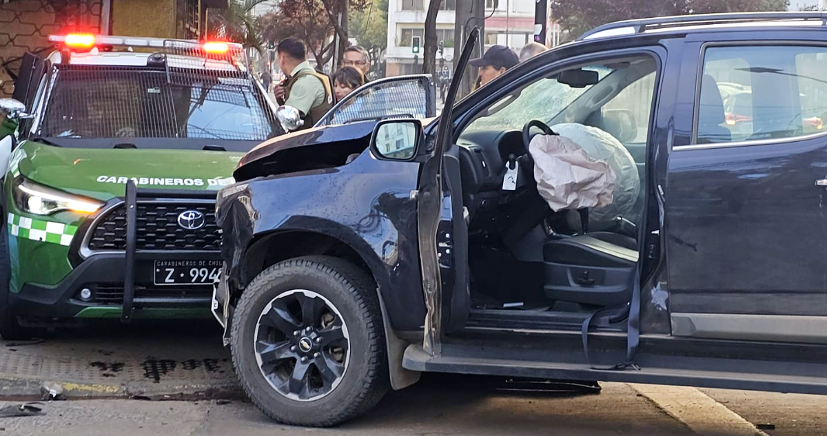 Violenta colisión en pleno centro de Concepción deja dos carabineros lesionados