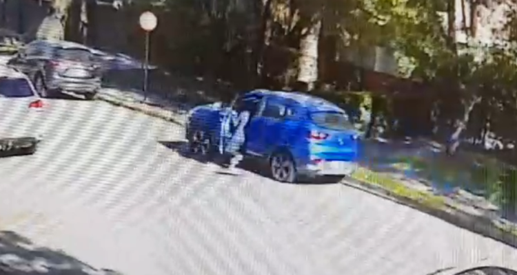 Mujer es arrastrada por asaltantes tras robo de auto en Vitacura: la habrían atacado con electroshock