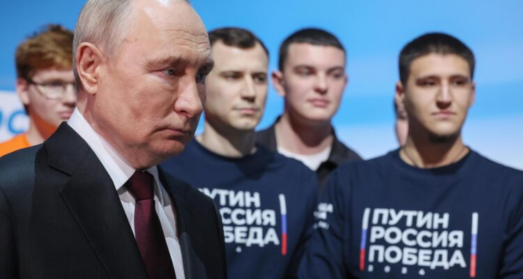 Vladimir Putin en su sede de campaña