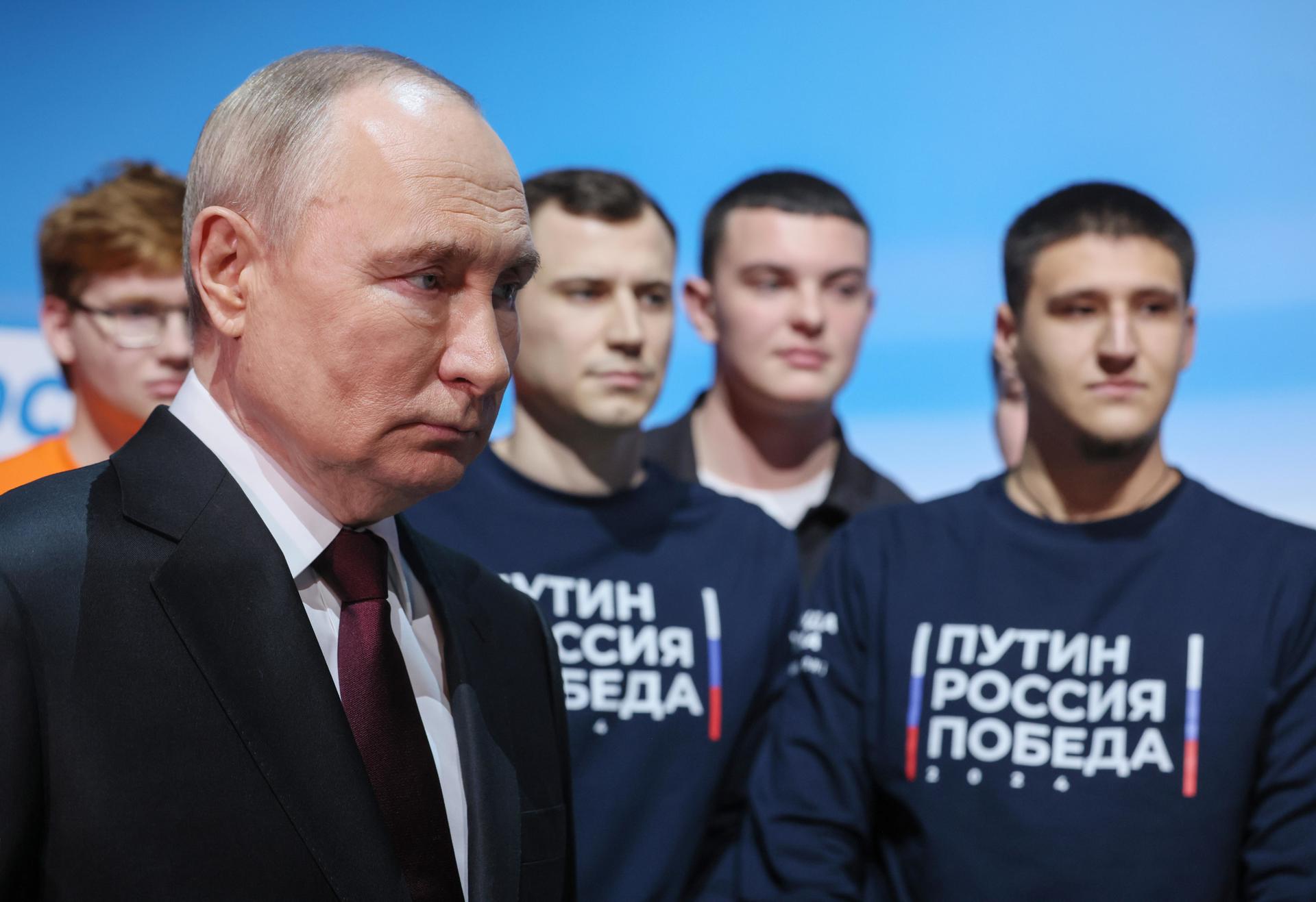 Vladimir Putin en su sede de campaña