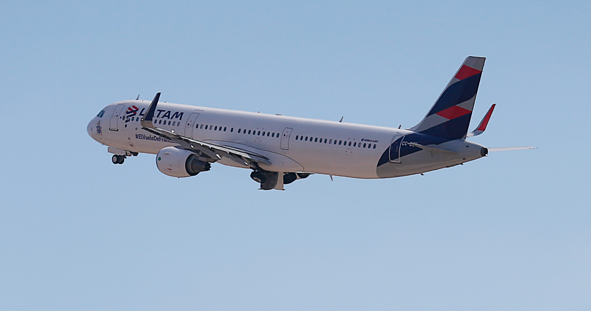Posible caída de 100 metros y un mes de investigación: lo que sabemos del incidente del vuelo de Latam