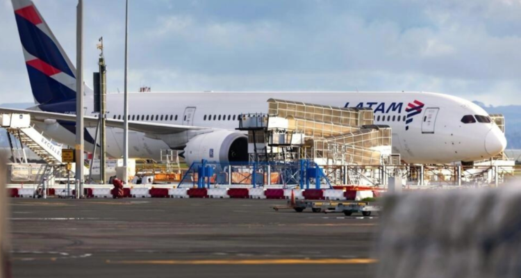 El Boeing 787 de LATAM, que perdió altitud, en el aeropuerto internacional de Auckland