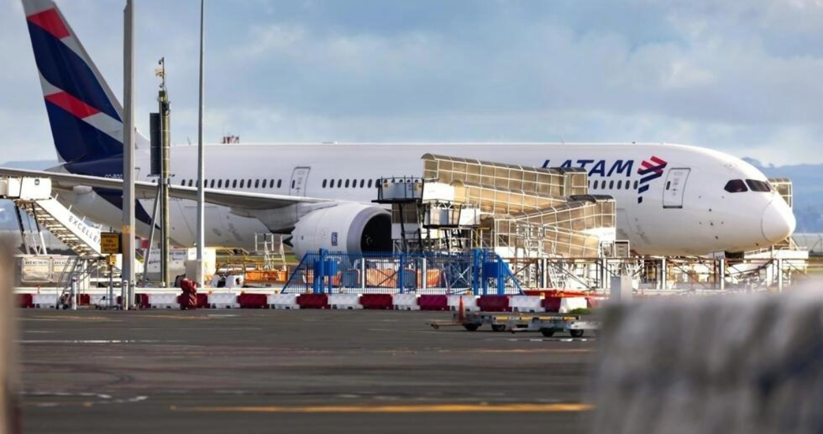 El Boeing 787 de LATAM, que perdió altitud, en el aeropuerto internacional de Auckland