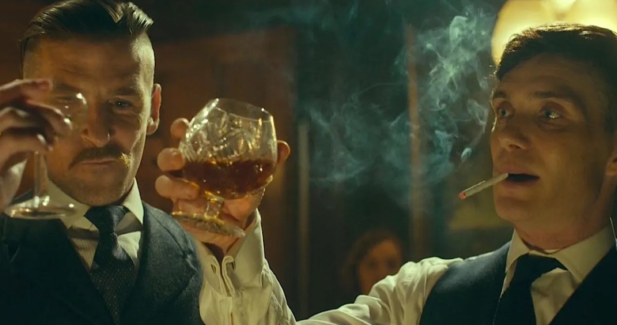 Como buen irlandés, Cillian Murphy sabe beber whisky