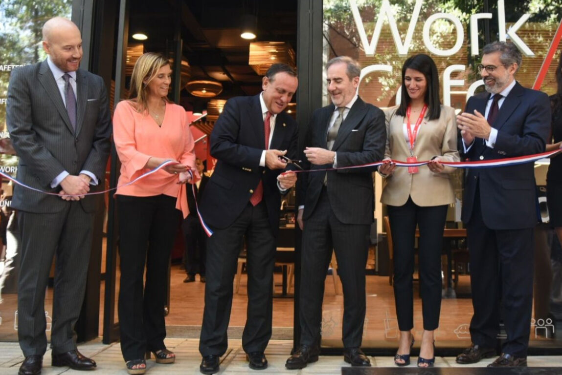 Santander inaugura nuevo Work/Café en Casa Central de U. Católica en Santiago