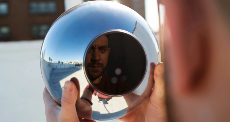 Worldcoin, la empresa ha escaneado el iris de miles de personas a cambio de criptomonedas, ahora enfrenta una acción judicial en Chile.