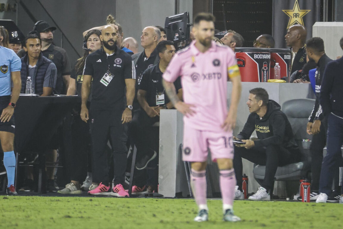 Yassine Cheuko resguardando a Lionel Messi en un partido del Inter Miami Los Angeles Times