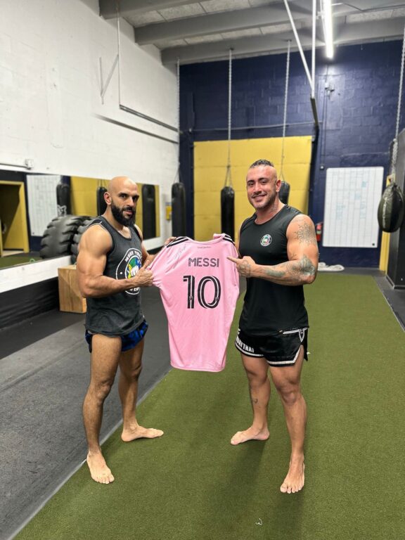 Yassine Cheuko y el regalo de la camiseta de Messi a Luan Chileno