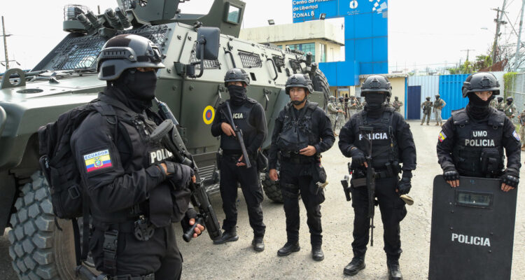 Agentes de policía vigilan el operativo de llegada del exvicepresidente Jorgue Glas a la cárcel La Roca, este sábado en Guayaquil (Ecuador).