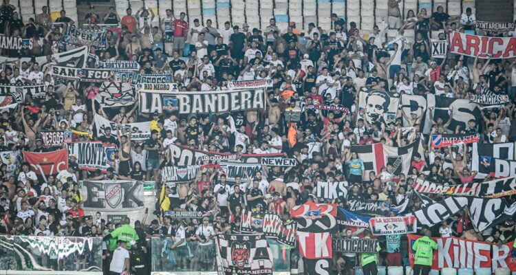 Hinchas de Colo Colo en el estadio Maracaná.