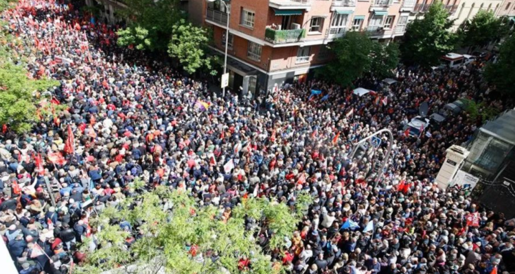 Masiva marcha en apoyo a Sánchez para que siga como presidente de España