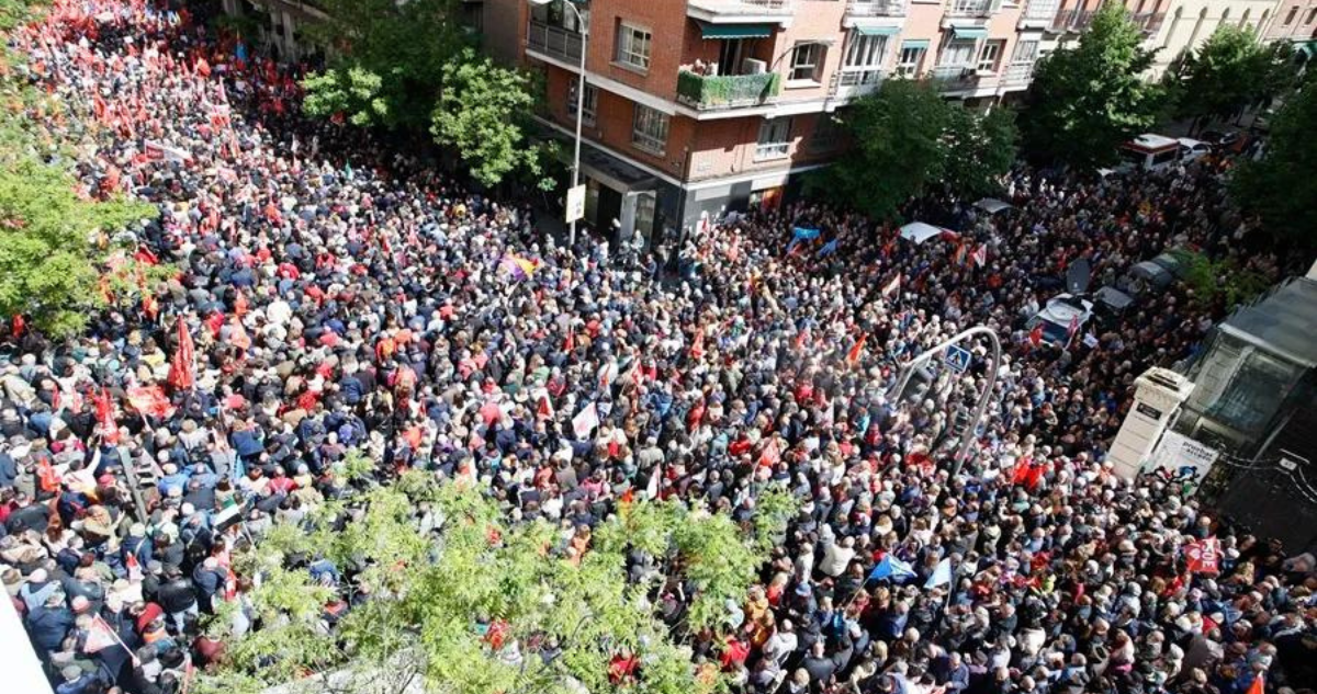 Masiva marcha en apoyo a Sánchez para que siga como presidente de España