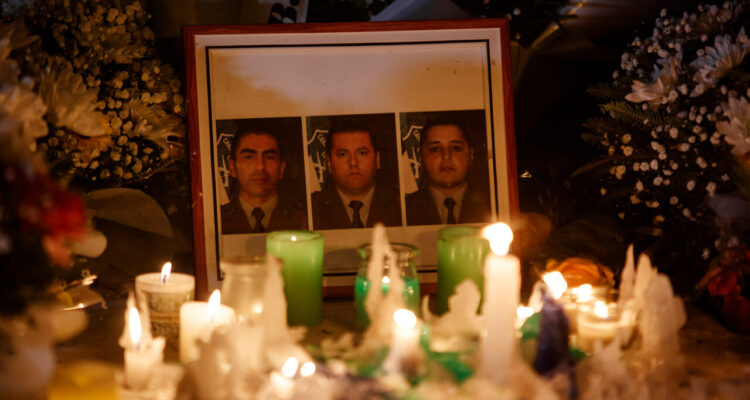 Presidente Boric y cientos de personas llegan a despedir a carabineros asesinados en Cañete