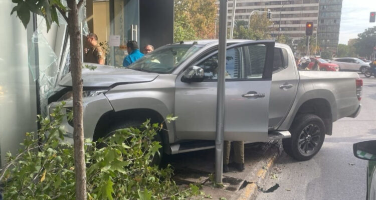 Persecución interregional culmina con accidente en el centro de Santiago: hay un detenido