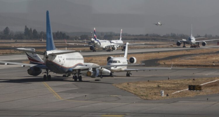 Aeropuerto de Santiago debió suspender operaciones por presencia masiva de aves