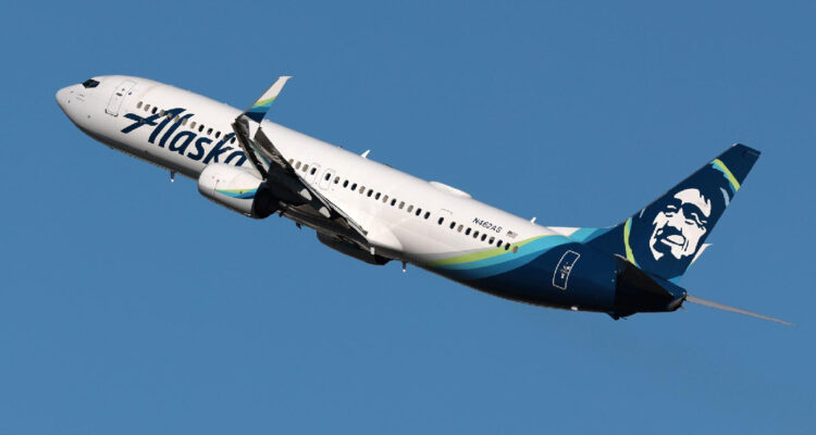 imagen de un avion de Alaska Airlines