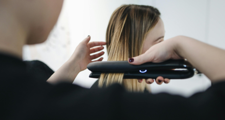 Una joven fue por un alisado brasilero, para su cabello encrespado, pero luego de tres cesiones en la peluquería, terminó cada vez con una insuficiencia renal aguda.