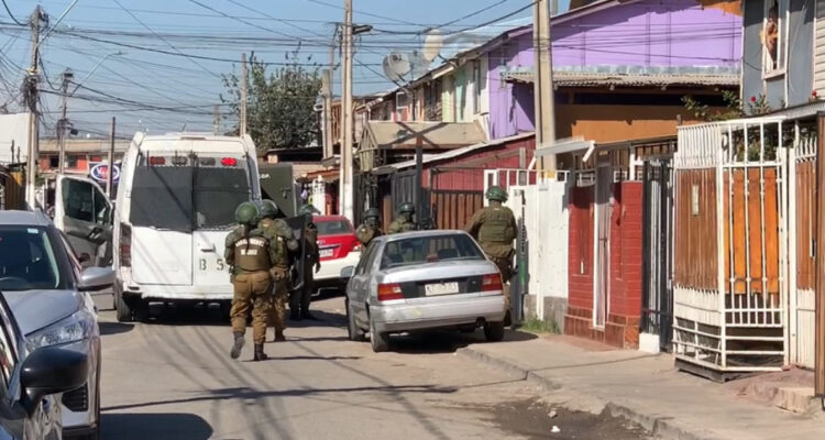 Allanan 20 casas en Puente Alto por presunta disputa de territorio: 5 detenidos y decomiso de armas