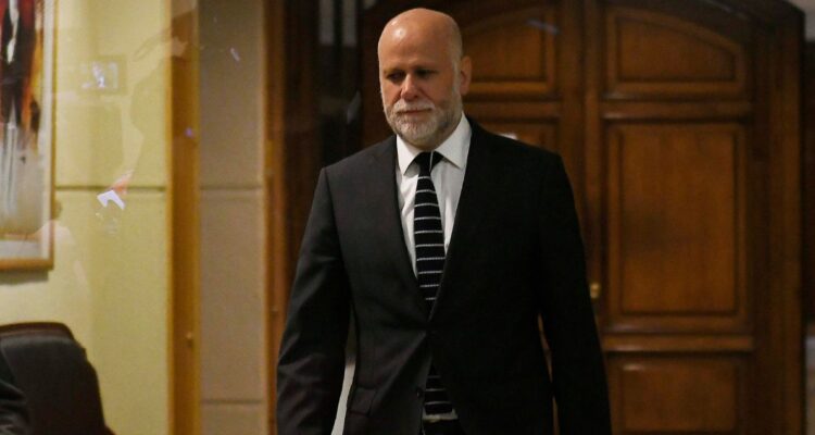 Denuncian por cohecho a ministro Elizalde: lo acusan de ofrecer vicepresidencia de la Cámara a Rivas