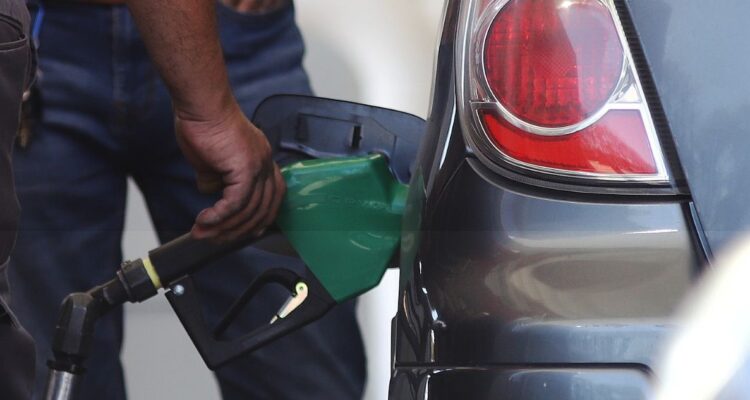 Hasta $30 más por litro: expertos prevén nueva alza en precios de los combustibles en mayo