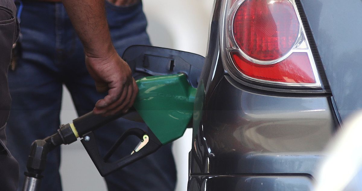Hasta $30 más por litro: expertos prevén nueva alza en precios de los combustibles en mayo
