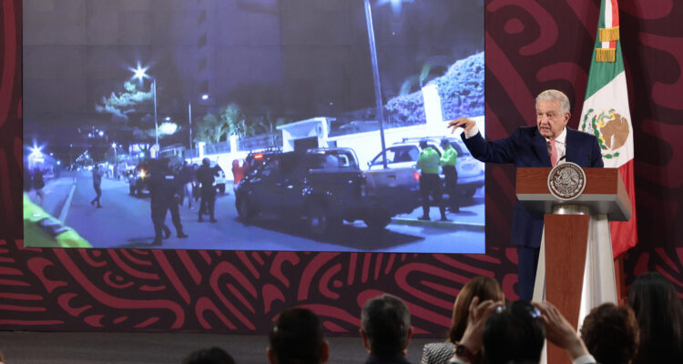 El presidente de México mostrando imágenes del asalto a la embajada en Quito