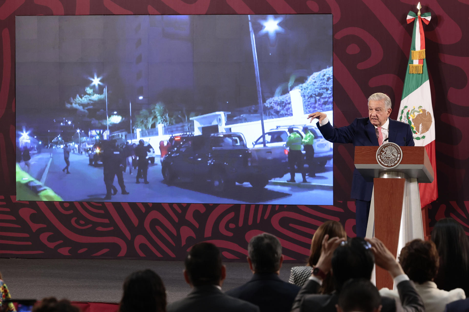 El presidente de México mostrando imágenes del asalto a la embajada en Quito