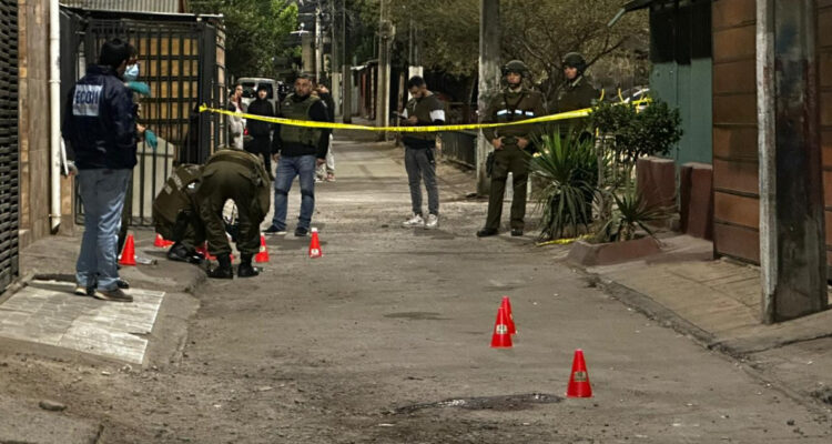 Asesinan a hombre en Puente Alto y hieren a otro: desconocidos llegaron en auto y les dispararon